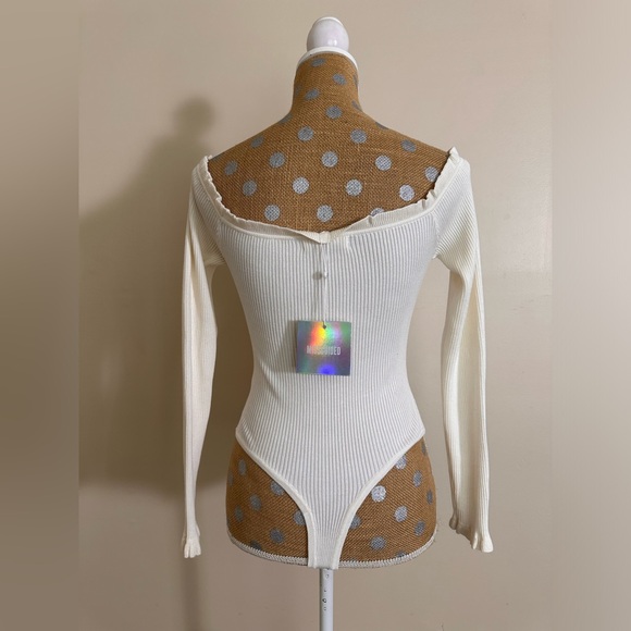 Missguided Frill Bardot Rib Knitted Off The Shoulder Bodysuit - Picture 2 of 5